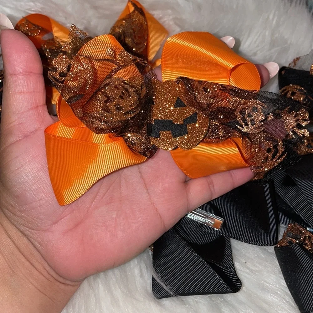 Bundle of 8 Halloween‎ bows!